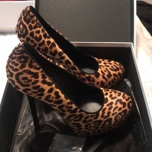 Yves Saint Laurent - Cheetah Print Pumps